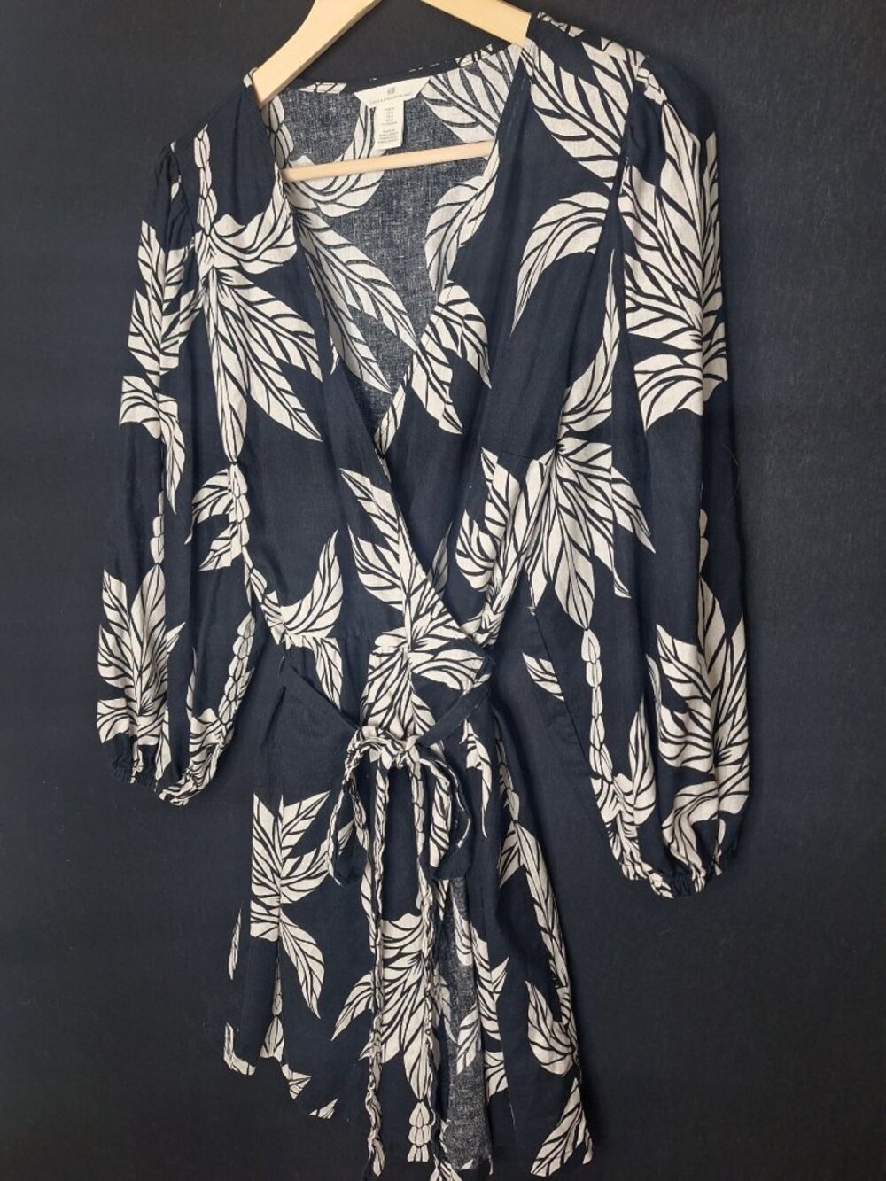 💙 H&M Linen Cotton Wrap Dress Size M Black Cream Tropical Leaf Print Long Sleev - Picture 2 of 8